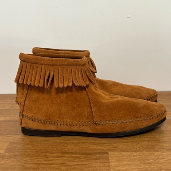 Minnetonka Shoes - Minnetonka Fringe back zip hard sole ankle boots size 8 EUC